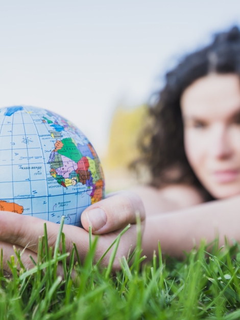 mujer-tendida-en-la-hierba-verde-sosteniendo-el-globo-en-la-mano-sobre-la-hierba-verde